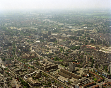 805834 Luchtfoto van een deel van de binnenstad van Utrecht met het kantoor- en winkelcentrum Hoog Catharijne; op de ...